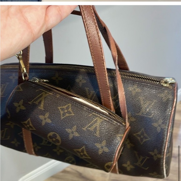 Hottest bag Louis Vuitton Monogram
Papillon 30 Hand Bag & Pouch - Picture 2 of 8